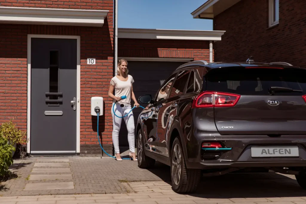 Alfen single s-line laadstation thuis aan het laden