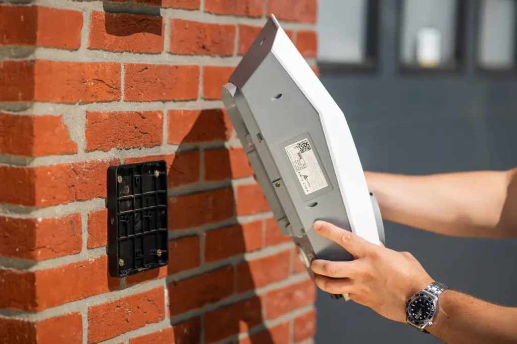 Installateur plaatst Volt Time Source S2 laadstation aan muur