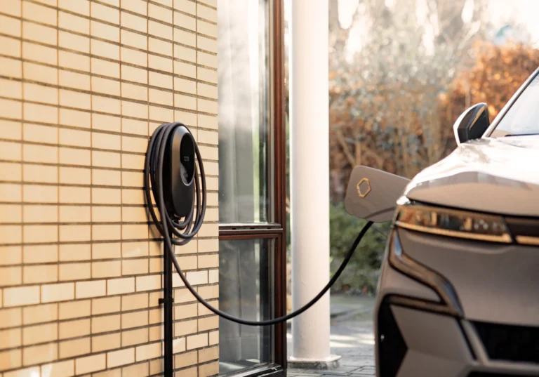 Zwart Volt Time One laadstation aan muur, aangesloten op elektrische auto