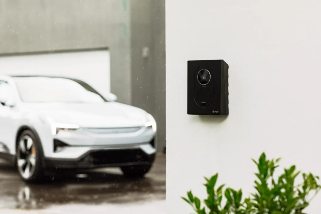 Zaptec Go 2 laadstation aan muur bij woning
