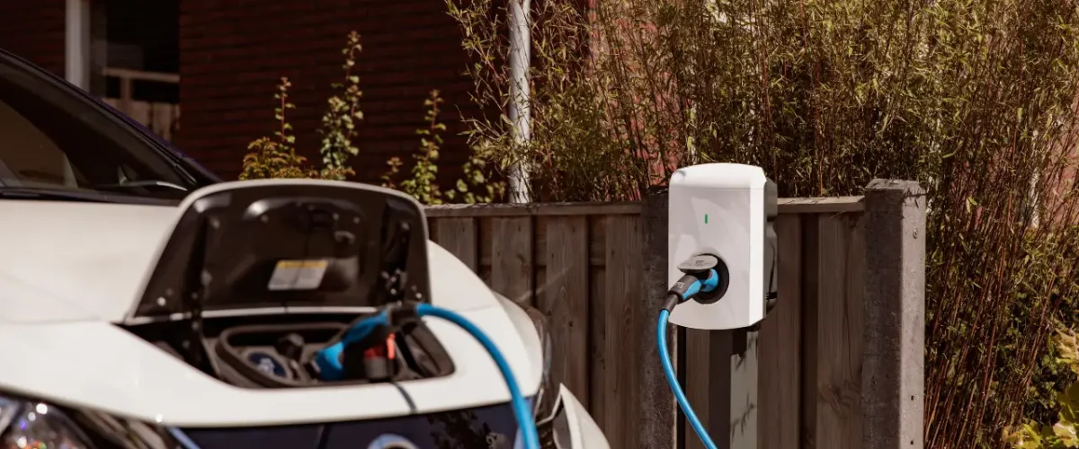 Eve_Single_S-line_home_-_43A0986-S-pole Alfen Single S-Line laadpaal aan schutting, auto is aan het laden