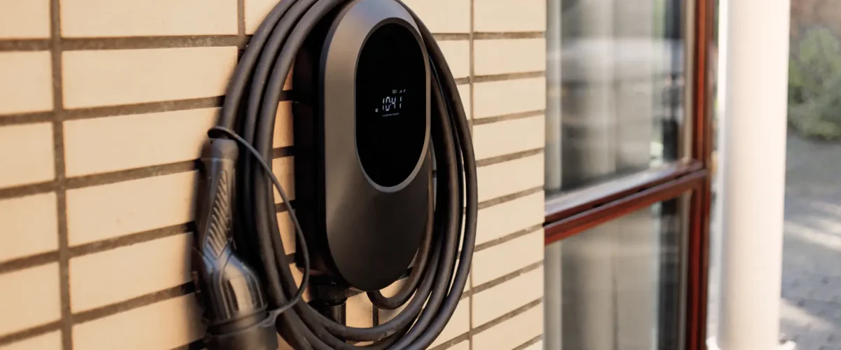 laadpaal Volt Time One zwart aan de muur